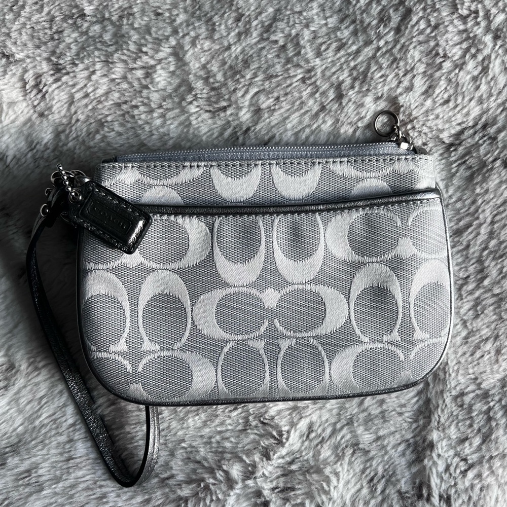 Vintage (early 2000’s) Coach wristlet
